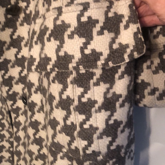Never worn houndstooth gray/white coat, size L, 2 pockets, big buttons on cuffs - Picture 6 of 6